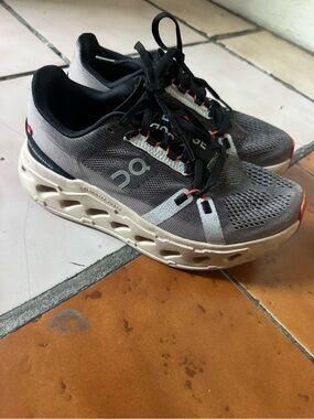 On Running women 7 Grey Mesh Running Shoes with Coral Accents